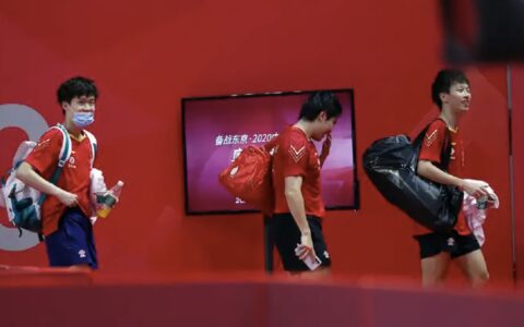 林高远王楚钦逆境取胜不容易，刘国正场外指导显功力