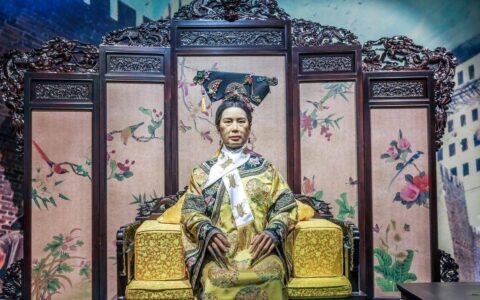 慈禧欲强迫琴师行不雅之事，男子逃脱后自杀临终前恨恨地说了六字