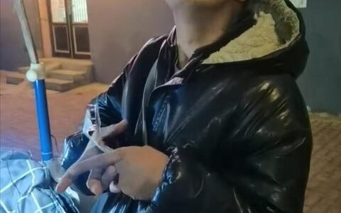 辽宁卖橘子残疾小伙子这么苦，却没有低保，官方回应解开谜团