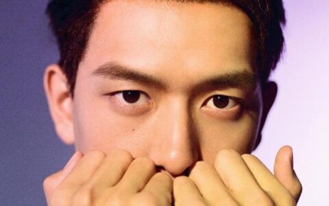 李现开门红强势复出！最新大片好花哨，穿五颜六色终于不翻车了