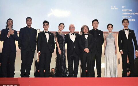 章子怡杨幂亮相戛纳红毯，章子怡获得清场！谁是C位一眼就能知道