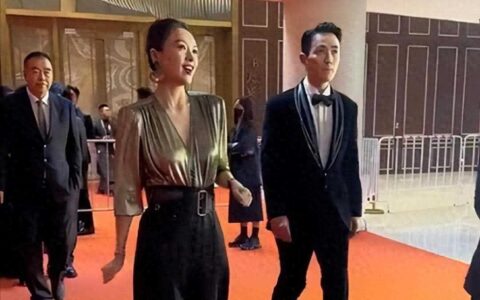 原创
            章子怡被嘲胸小，自信站C位风采依旧