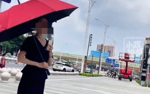 残障人士被石墩拦在盲道外，工作人员称已经买下盲道，官方澄清！