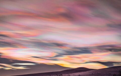 NASA发布地球最美最罕见珠母云照片，真的是被震撼到了