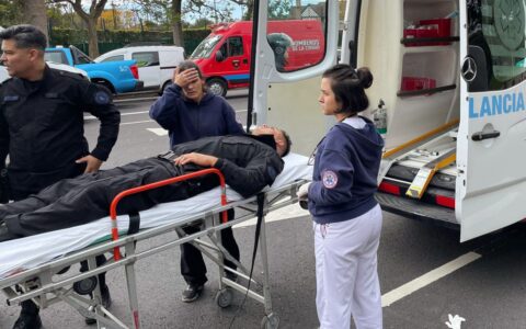 突发！女子公交站台晕倒，市民联手紧急施救，温情传递城市脉搏