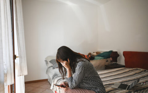 独居女生的安全守则：从日常细节到应急准备，守护你的每一刻