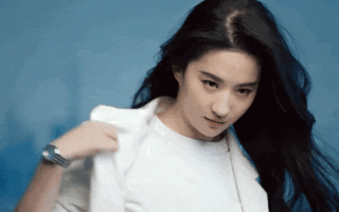 刘亦菲秀恩爱，摄影师是新恋人？-刘亦菲合影的小男孩