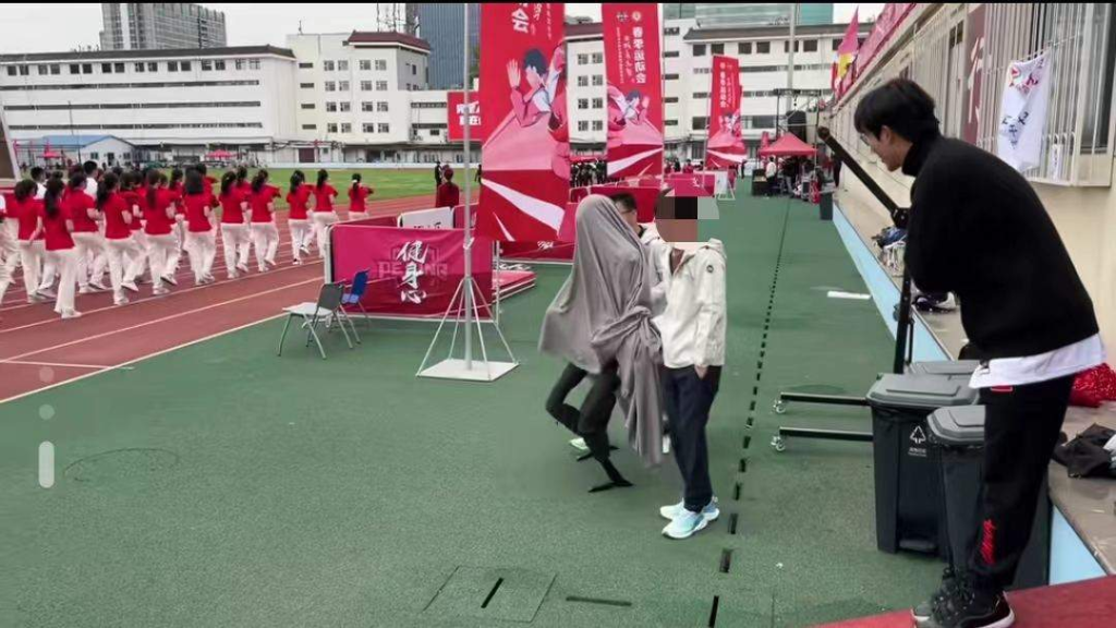 第一次见偷感这么重的机器人，北大开幕式上意外成网红