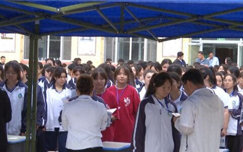 【关注高考】麦盖提县1576名学子斗志昂扬提笔奔赴考场-麦盖提县中学