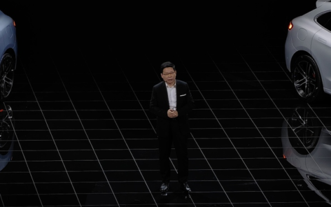王传福隔空回应余承东：新能源汽车领域的“卷”与“竞”
