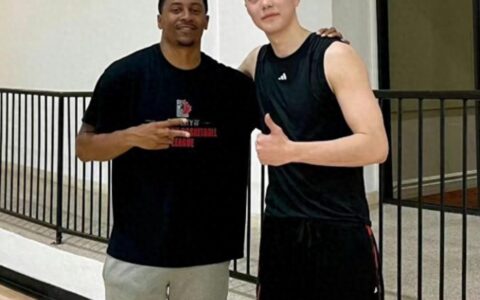 热闹！胡明轩即将续约染新发色，杨鸣朱芳雨见面，郭艾伦怒怼朱总-胡明轩很帅