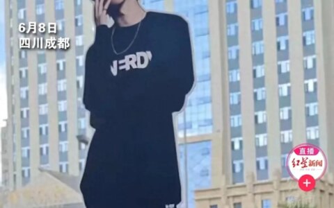 父母举偶像立牌接高考女儿，温情陪伴成最美风景-偶像重要还是父母重要