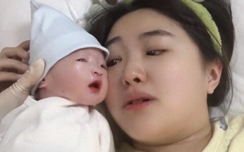 “金龟子”刘纯燕喜迎外孙，24岁女儿诞下男婴，外表像姥爷王宁-金龟子刘纯燕现在留了什么发型