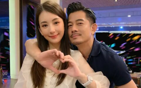 郭富城带全家过圣诞，梳大油头看不出年龄差，方媛戴婚戒秀幸福-郭富城老婆方媛个人资料