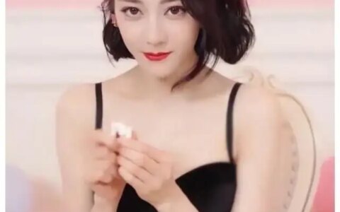 迪丽热巴又推新封面，90后顶流秀背影杀，扎染色麻花辫过于抢镜-迪丽热巴披发