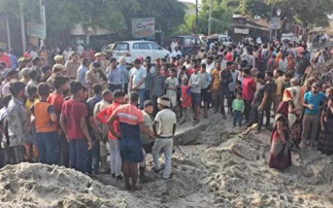 印度一沙车翻覆 祖孙三代9人被活埋8人身亡 全家仅4岁女童生还-印度事故最新消息