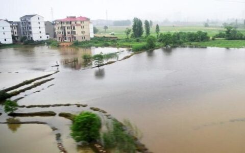 江西10地特大暴雨！34地大暴雨！63地暴雨！紧急转移1万人-江西特大暴雨视频