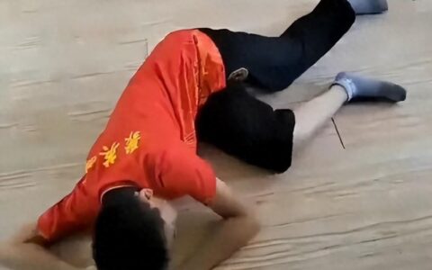 男童被教练打死案判决：两主犯不服上诉，律师解读为何不判死刑-在教练怀里哭