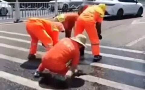 令人痛心！大连高温下环卫工人抹布擦拭斑马线，荒诞与反思-大连环卫工人有五险一金吗