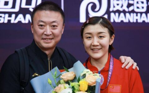 原创
            质疑奥运名单，王曼昱球迷蹲点机场质问马琳，谁注意马琳反应-王曼昱为啥是奥运会替补