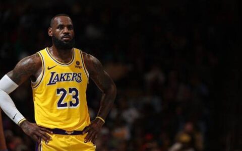 原创
            詹姆斯1.68亿续约湖人，合同暗藏“霸王条款”佩总再献两大豪礼-詹姆斯签约湖人时间