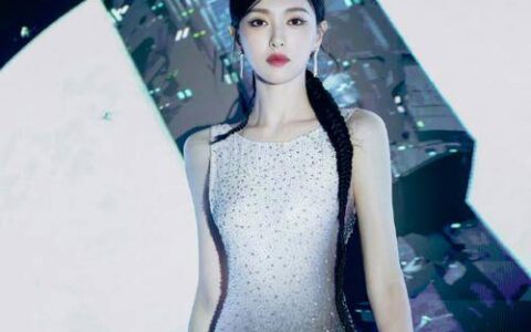 公主风不再，唐嫣干练造型亮相白玉兰红毯！-唐嫣白裙子