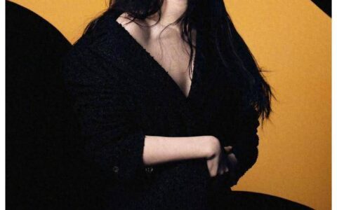 36岁刘亦菲与32岁周冬雨撞衫，性格怪异，刘亦菲因此脱颖而出。-周冬雨和谁撞脸