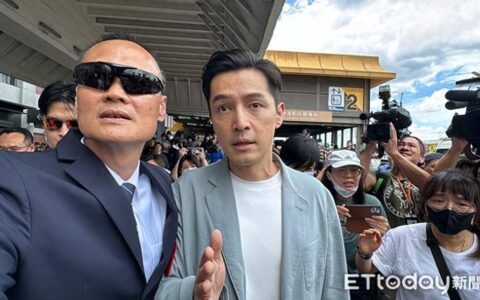 原创
            胡歌抵台「轮椅粉丝冲出举手机合照」！ 1反应超暖-胡歌重谈车祸是哪一集
