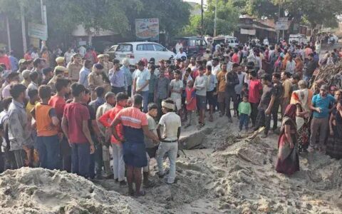 印度一沙车翻覆，祖孙三代9人被活埋8人身亡！全家仅4岁女童生还-印度阵亡照片大全