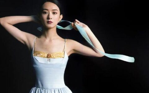 赵丽颖油画大片曝光，穿蓝色吊带裙复古优雅，身材惊艳不像孩子妈-赵丽颖的画画