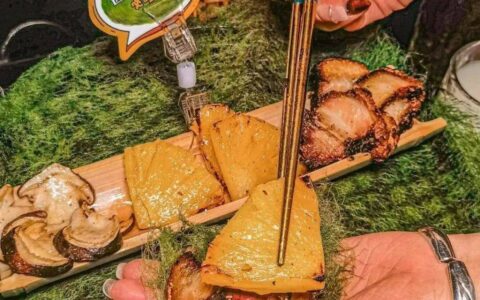 起猛了，看到云南人在吃青苔-傣味青苔