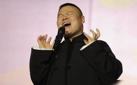 妻子深夜给岳云鹏削苹果遭嫌弃，还被眼神警告，岳云鹏：我膨胀了-妻子调侃岳云鹏