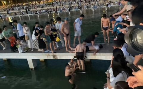 还原凌波门落水者获救：3米水底啥都看不到，游泳教练反复潜泳终于摸到人-凌波门附近有什么好玩的