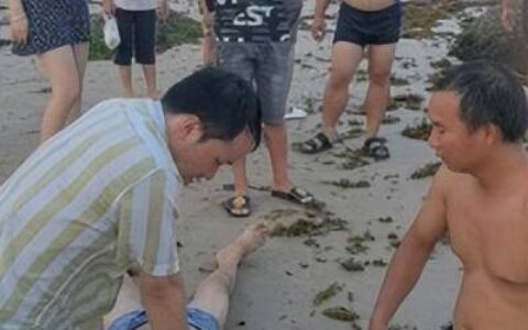 他心肺复苏20分钟把溺水男子救回-心肺复苏溺水美女