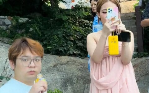 女子在景区嫌弃孕妇走路慢挡路，出言辱骂孕妇-女子在景区被砸伤