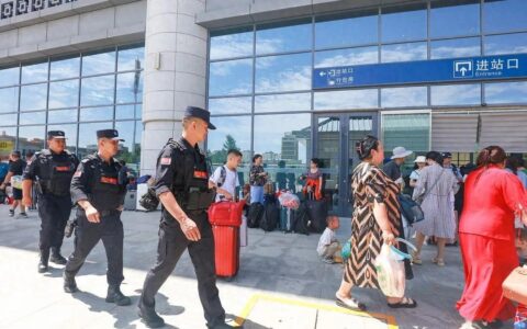 【夏季行动】温馨护航 让爱不滞留！甘州公安为滞留旅客撑起“平安伞”！-甘肃游客滞留