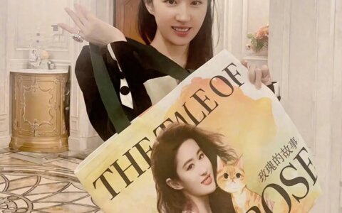 刘亦菲发文晒玫瑰周边照越素越美手持钢铁玫瑰好抢眼网友催更林一-刘亦菲惊艳造型图文