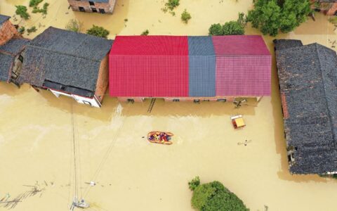 湖南因暴雨失联的8个村全部通联 官方：给每个村送有卫星电话，11379人被转移-湖南下暴雨火车路塌方