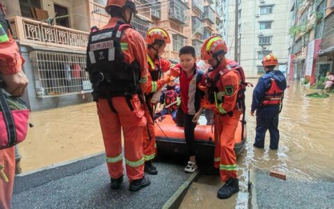 湖南突降暴雨多人被困，消防人员迅速救援！-湖南多地遭遇特大暴雨