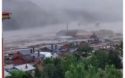 哈尔滨暴雨现场大片房屋被淹！稻田被淹-哈尔滨大暴雨太吓人了