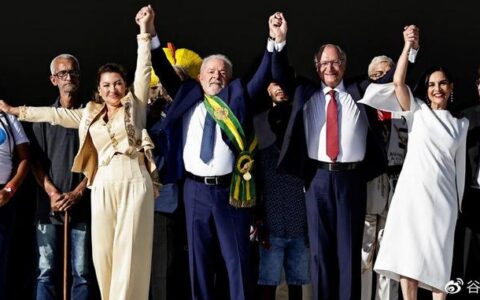 前总统拒绝承认败选，数千暴徒占领国会！巴西迎来“黑暗星期日”-巴西总统签署支持合法持枪