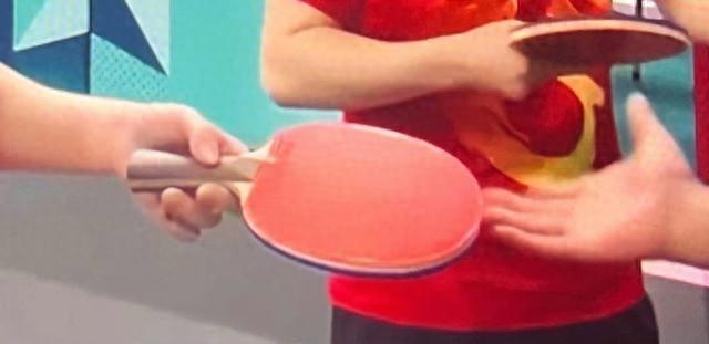 王楚钦夺冠后球拍被摄影师踩断：不应该出现这样的情况，用副板也能比赛-王楚钦扔球拍的原因