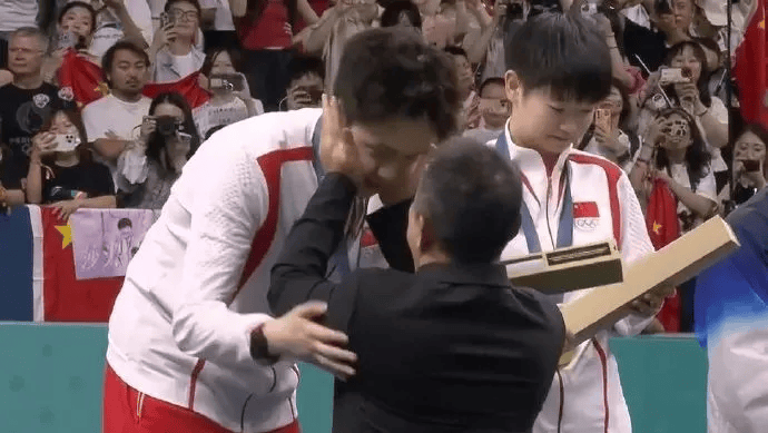 刚刚夺冠，球拍就被奥运摄影师踩断！王楚钦回应-王楚钦比赛摔球拍视频