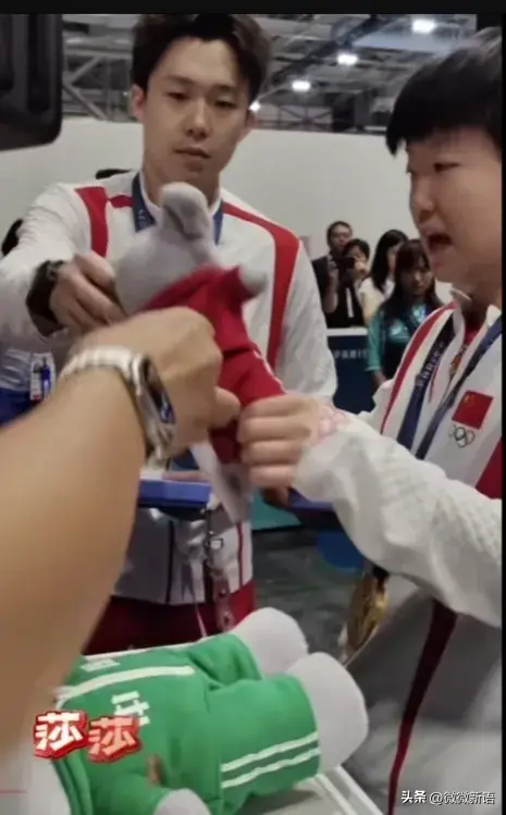 莎头混双夺冠后拥抱了，采访时莎莎大头抢小象玩偶，柳丁莎头同框-莎头cp是谁