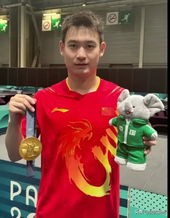 莎头混双夺冠后拥抱了，采访时莎莎大头抢小象玩偶，柳丁莎头同框-莎头cp是谁