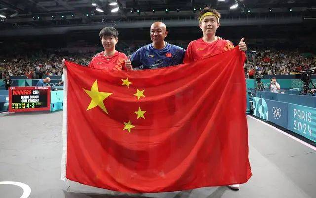 “莎头”夺冠拥抱庆祝！刘国梁为他们颁奖，王楚钦回应球拍被踩断-刘国梁老婆王瑾个人资料