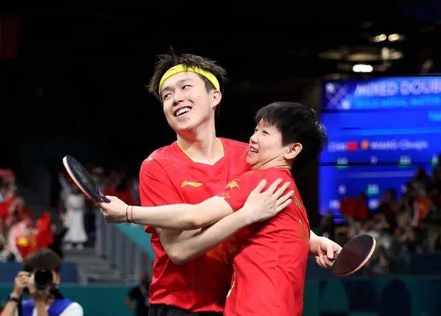 “莎头”夺冠拥抱庆祝！刘国梁为他们颁奖，王楚钦回应球拍被踩断-刘国梁老婆王瑾个人资料