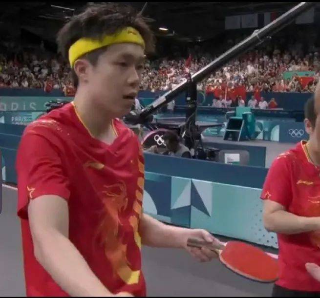 “莎头”夺冠拥抱庆祝！刘国梁为他们颁奖，王楚钦回应球拍被踩断-刘国梁老婆王瑾个人资料