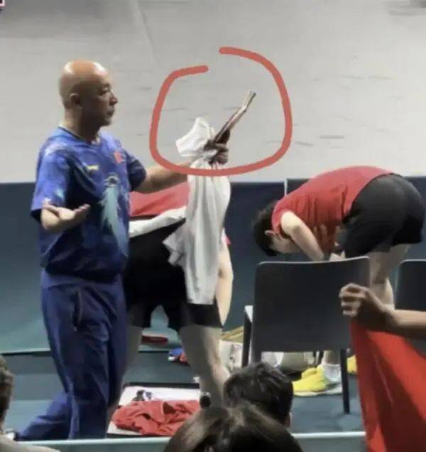 “莎头”夺冠拥抱庆祝！刘国梁为他们颁奖，王楚钦回应球拍被踩断-刘国梁老婆王瑾个人资料