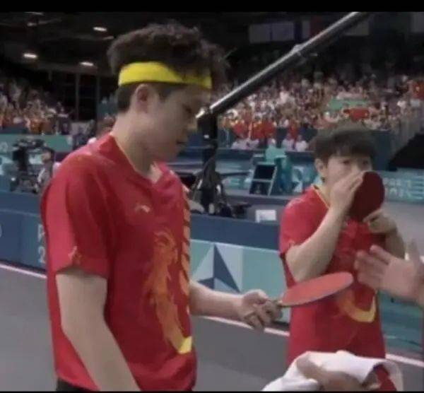 “莎头”夺冠拥抱庆祝！刘国梁为他们颁奖，王楚钦回应球拍被踩断-刘国梁老婆王瑾个人资料